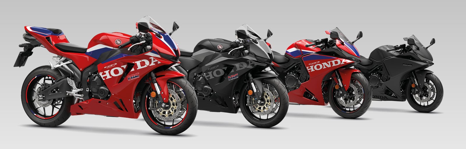 As duas cores: a CBR500R Four à direita, a CBR600RR à esquerda As CBR600RR e CBR500R Four de 2027 lado a lado, em vermelho com as cores da HRC e em preto mate