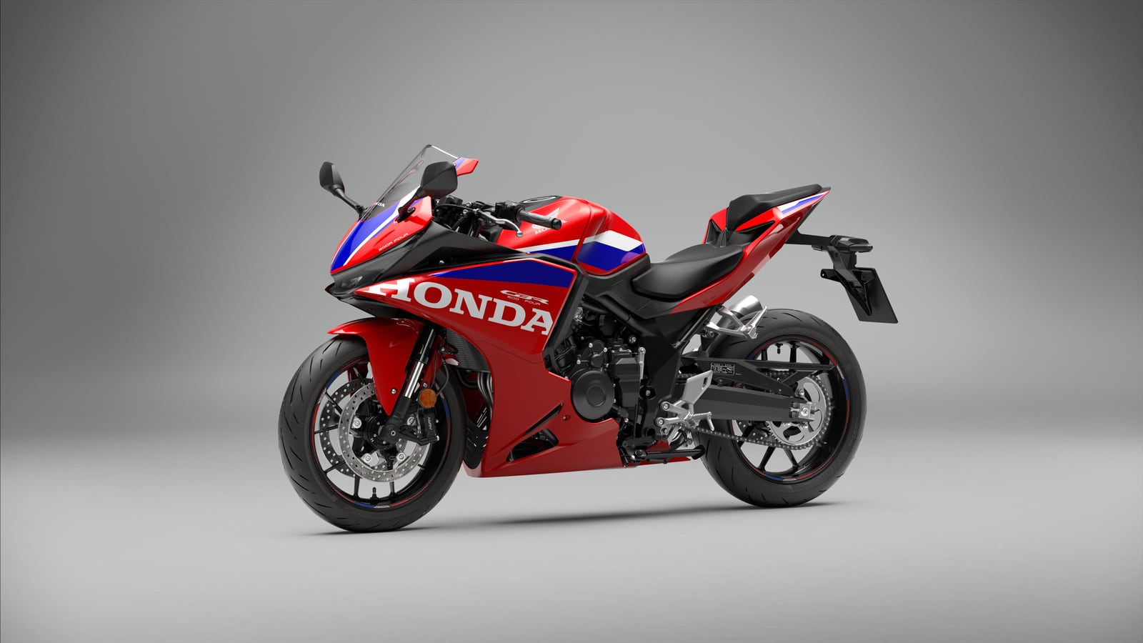 A CBR500R Four vista a três quartos pela frente