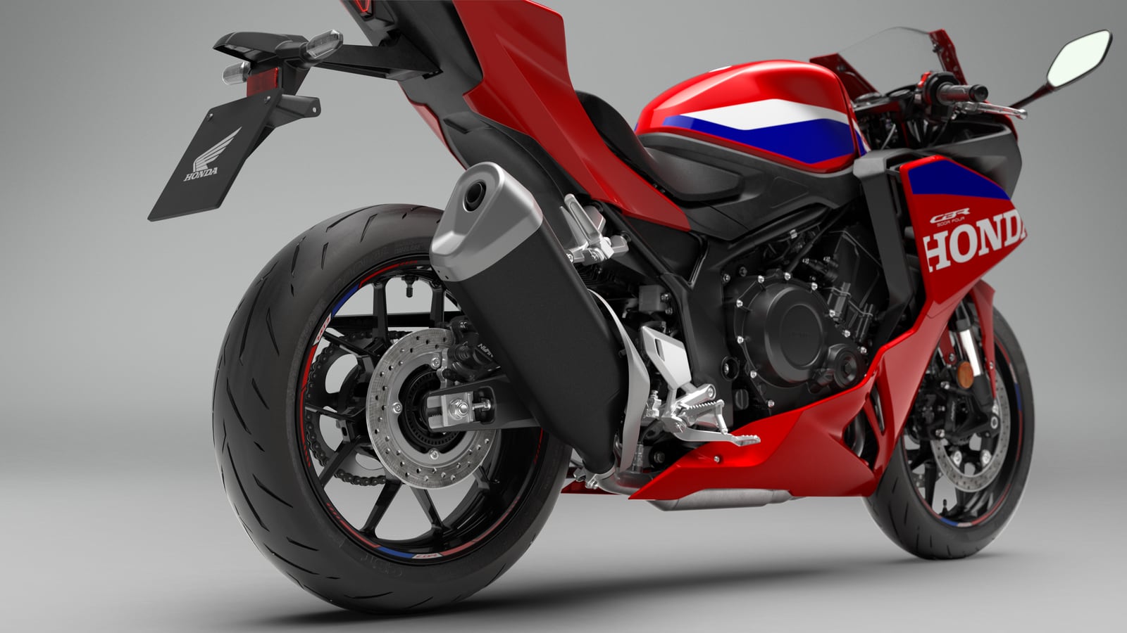 A traseira da CBR500R Four, com o motor de quatro cilindros e o escape