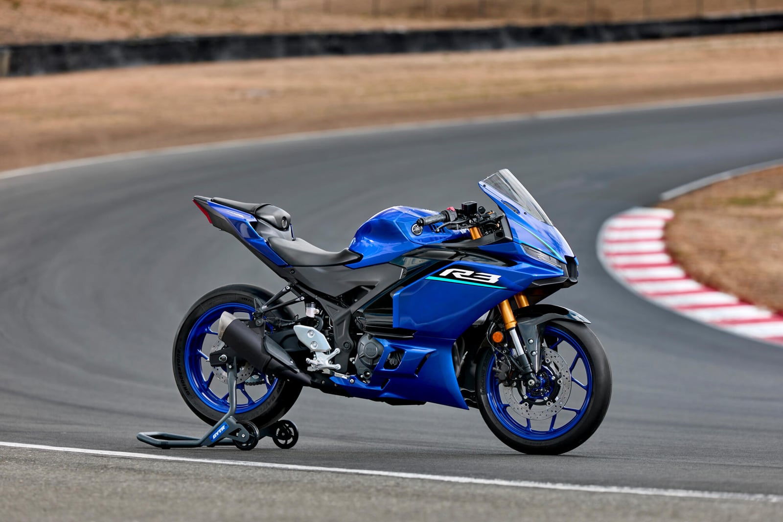 A Yamaha R3 de 2026 em azul, no cavalete, numa pista