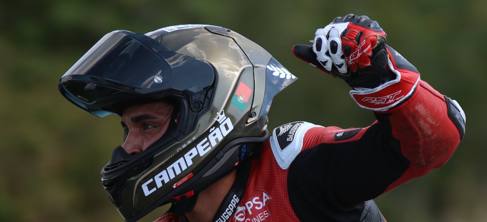 O Martim de punho no ar, de viseira aberta, com «Campeão» escrito no capacete