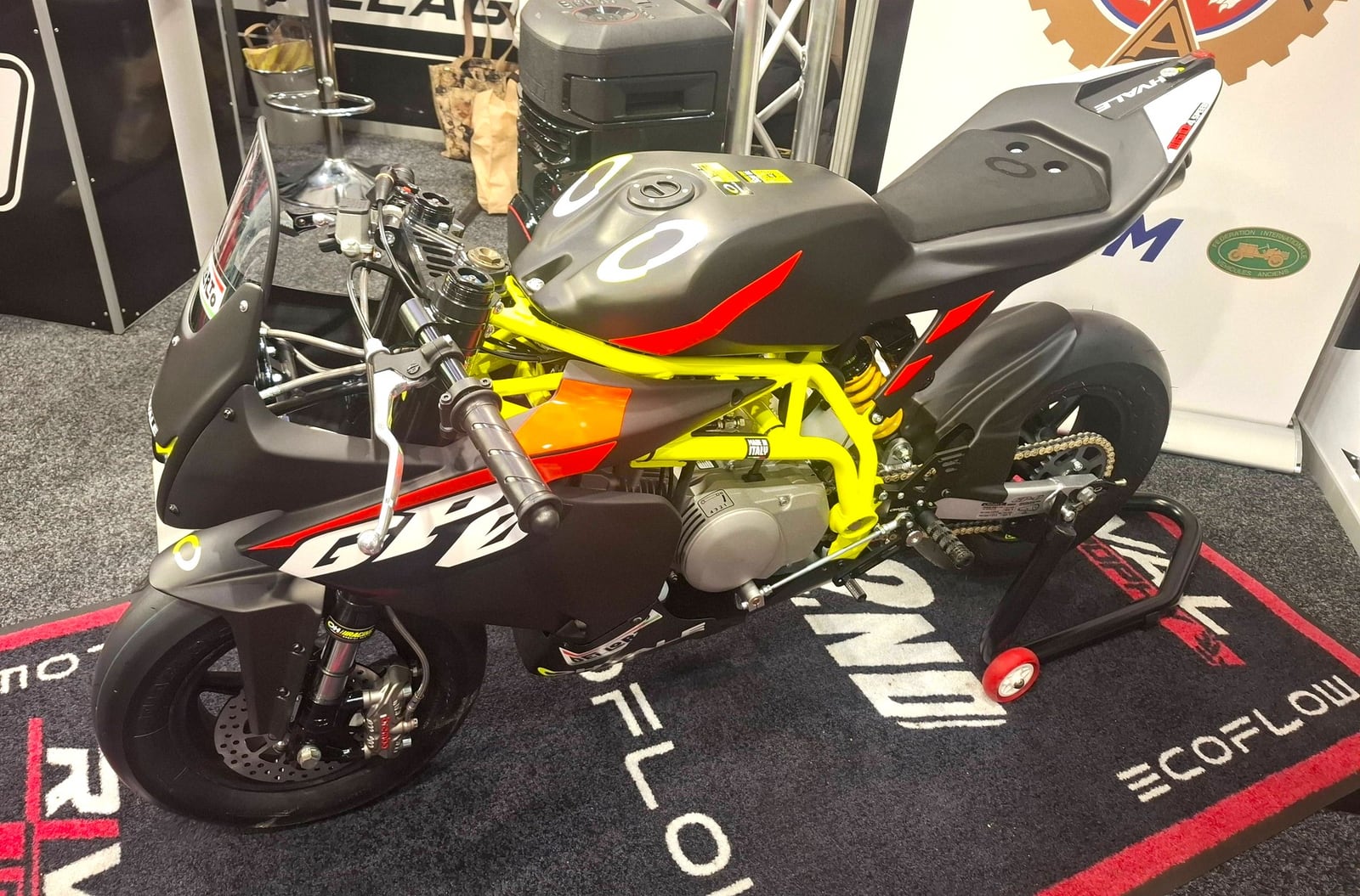 Uma minimota Ohvale GP-0 no cavalete, num stand