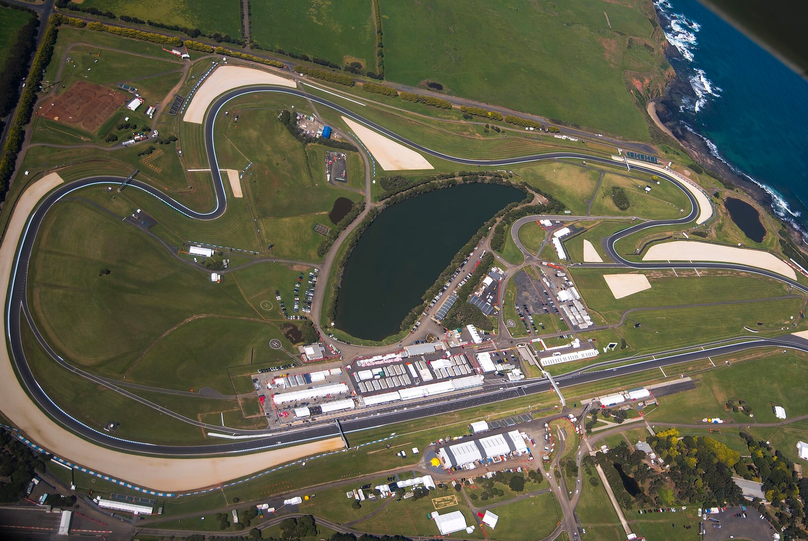 Phillip Island visto do ar, em 2014. Foto: Tom Reynolds (CC BY 2.0) O circuito de Phillip Island visto do ar, com o mar ao lado da pista