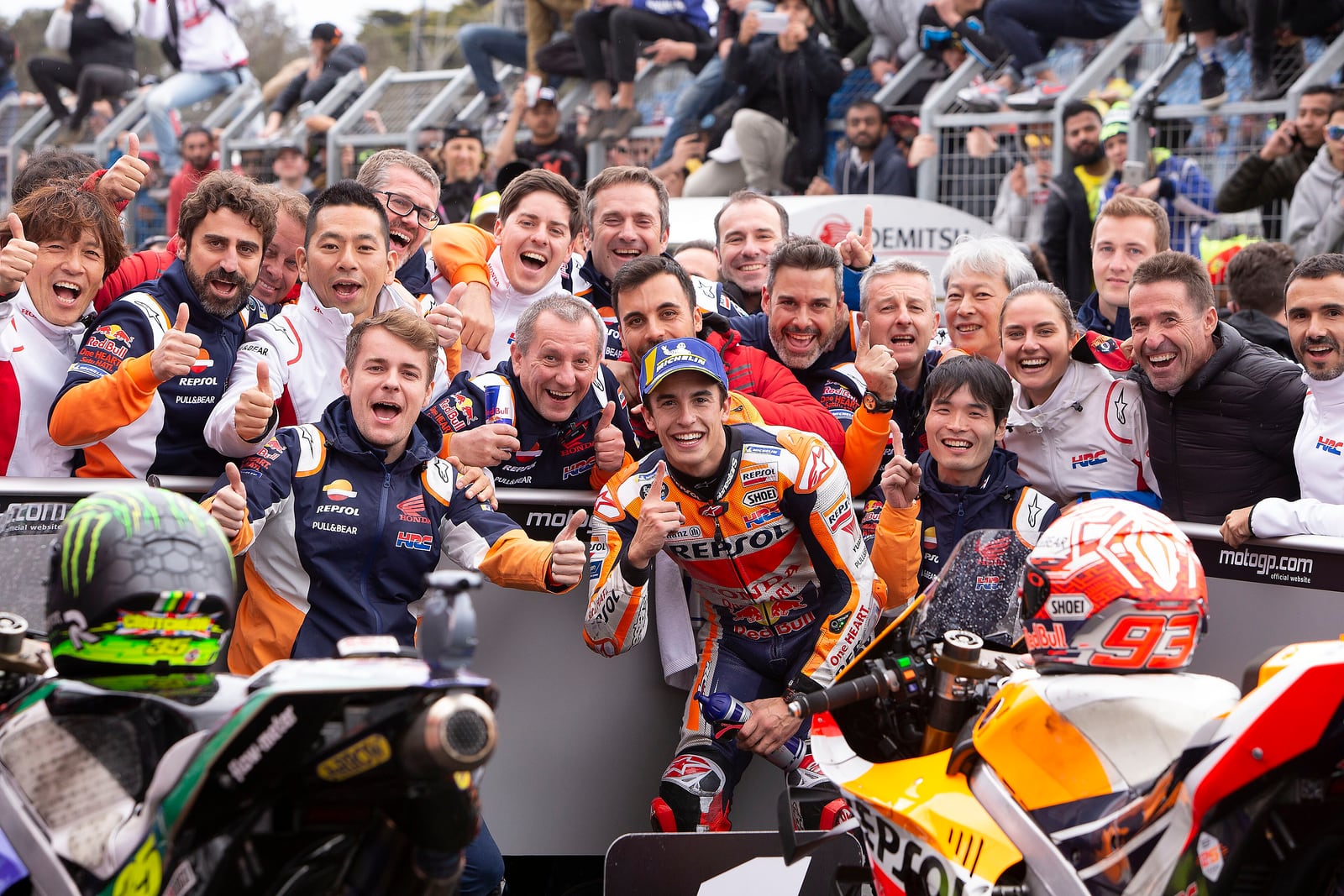 Márquez a festejar a vitória de 2019 em Phillip Island. Foto: Box Repsol (CC BY 2.0) Marc Márquez a festejar com a equipa a vitória de 2019 em Phillip Island