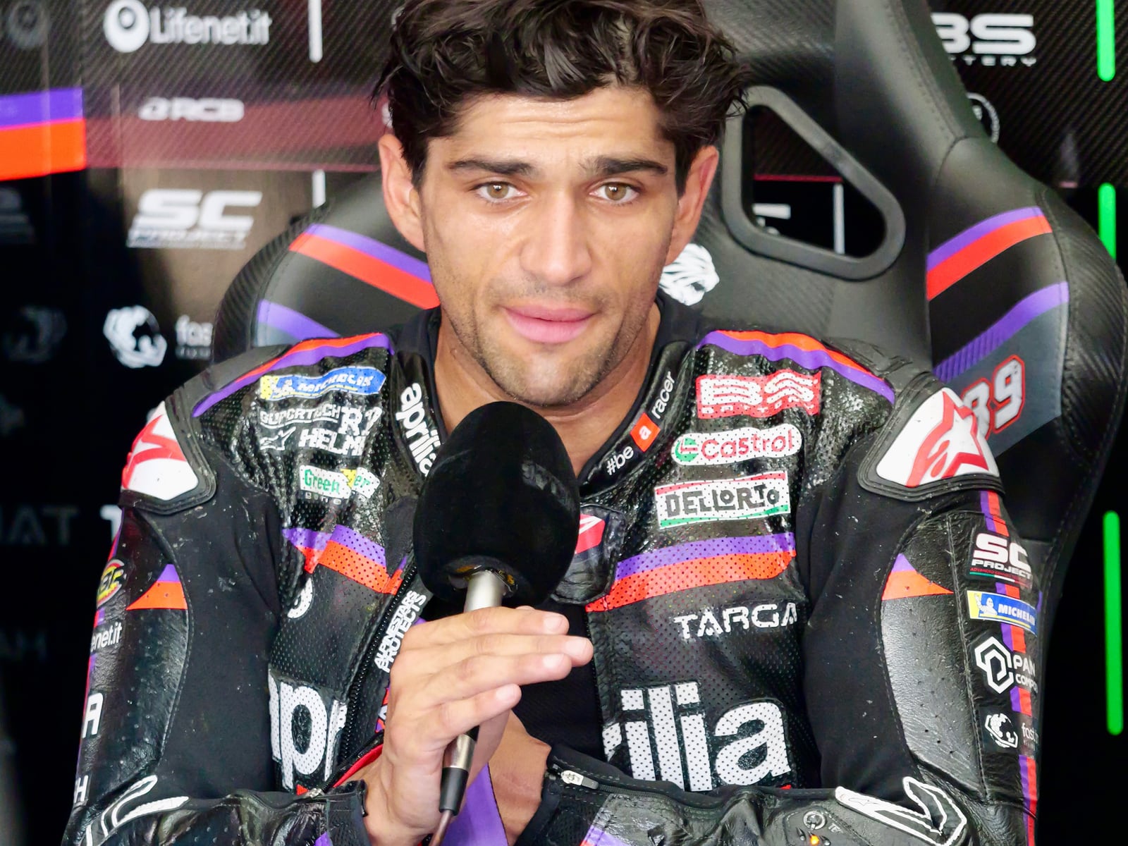 Jorge Martín no GP de Espanha de 2026. Foto: Denkmit (CC BY-SA 4.0) Jorge Martín com o fato da Aprilia, na box
