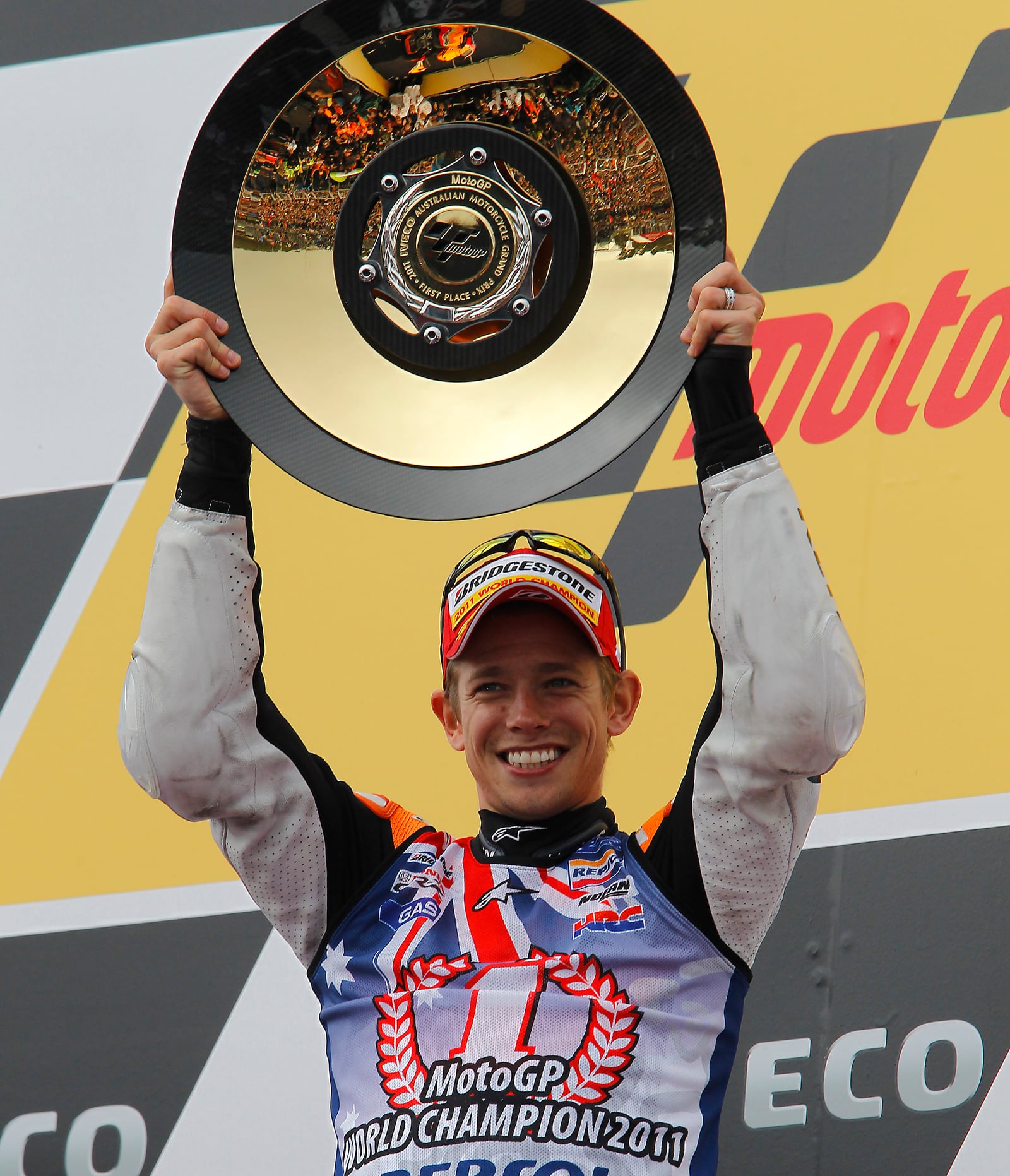 Casey Stoner no pódio de Phillip Island em 2011. Foto: Box Repsol (CC BY 2.0) Casey Stoner no pódio de Phillip Island a erguer o troféu