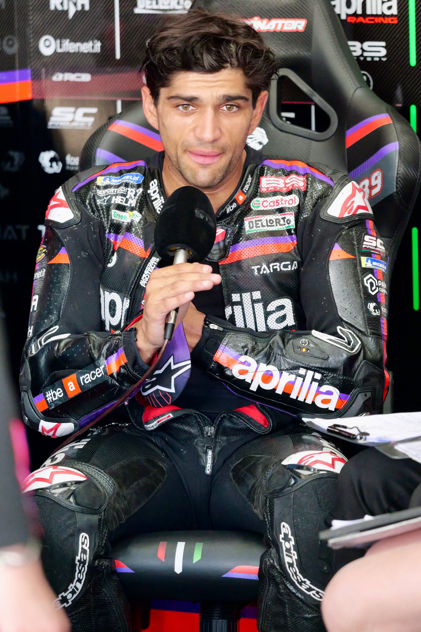 Jorge Martín com o fato da Aprilia, na box