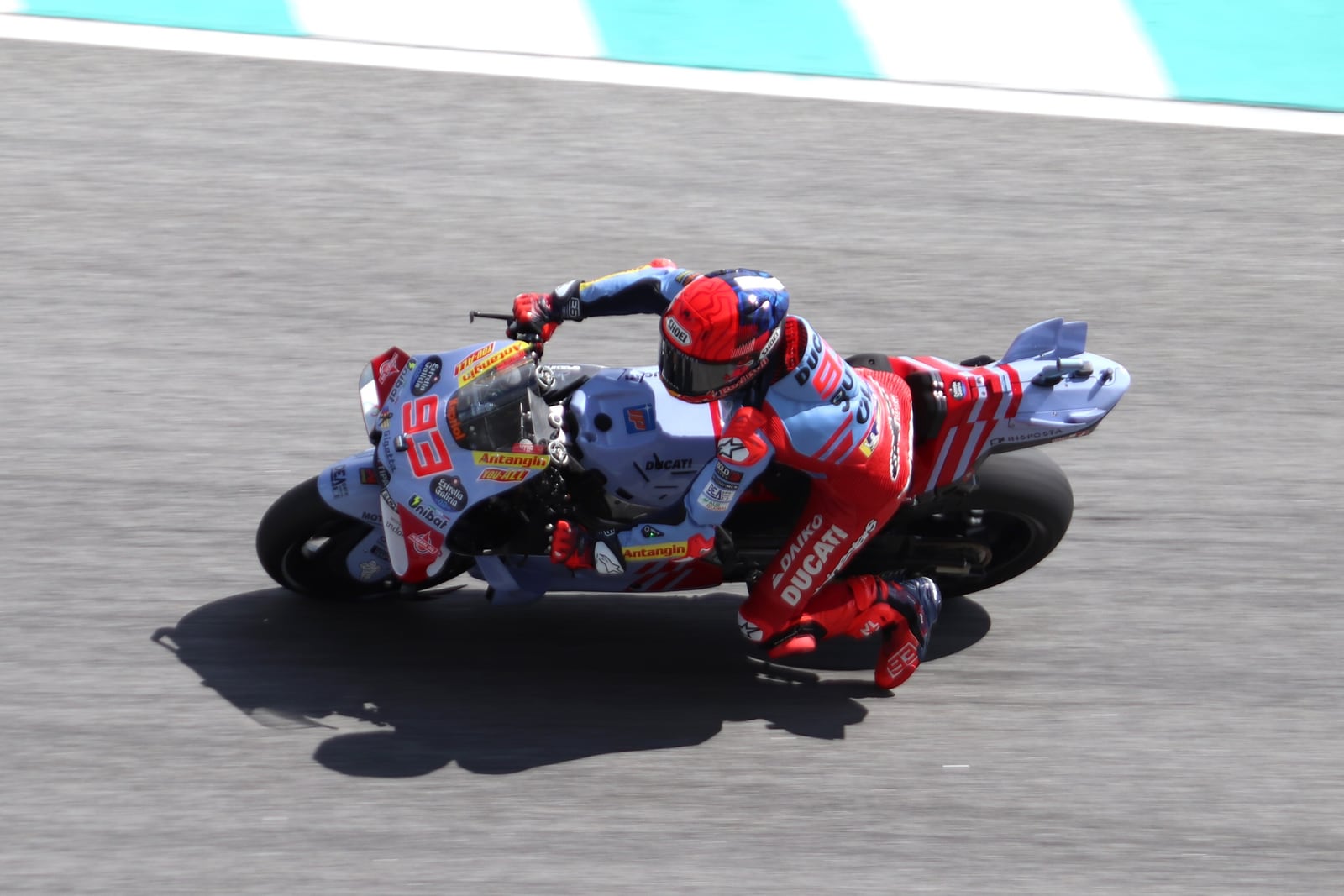 Marc Márquez em Sepang, no GP da Malásia de 2024, ainda na Gresini. Foto: Liauzh (CC BY-SA 4.0) Marc Márquez a curvar em Sepang, com a Ducati da Gresini