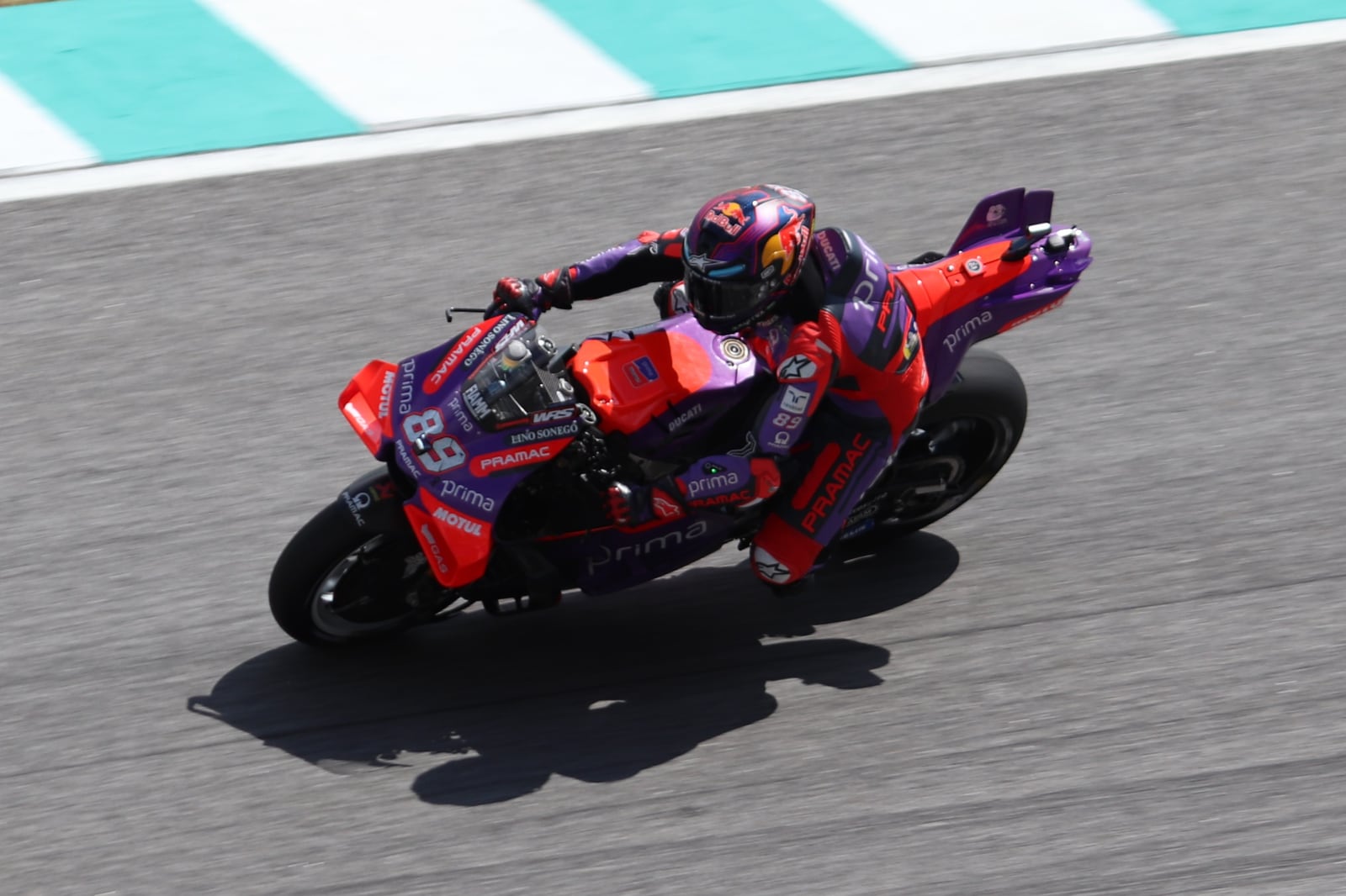 Jorge Martín em Sepang, no GP da Malásia de 2024, ainda na Pramac. Foto: Liauzh (CC BY-SA 4.0) Jorge Martín a curvar em Sepang, com a Ducati da Pramac
