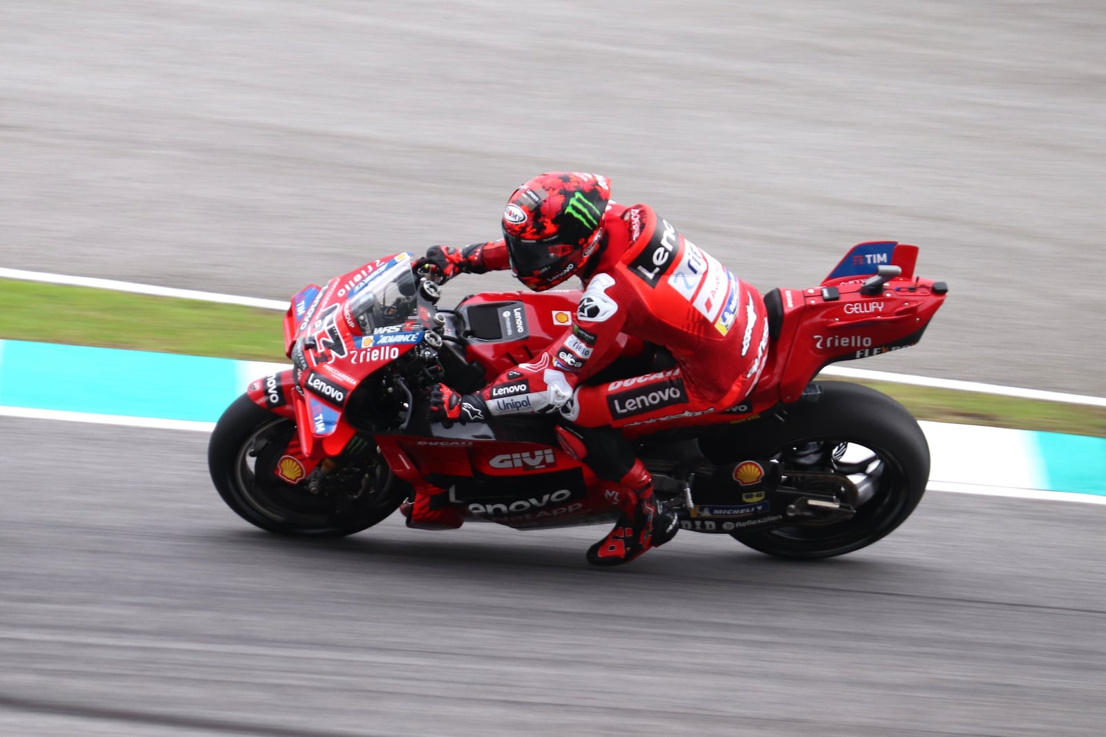 Francesco Bagnaia a curvar em Sepang com a Ducati de fábrica
