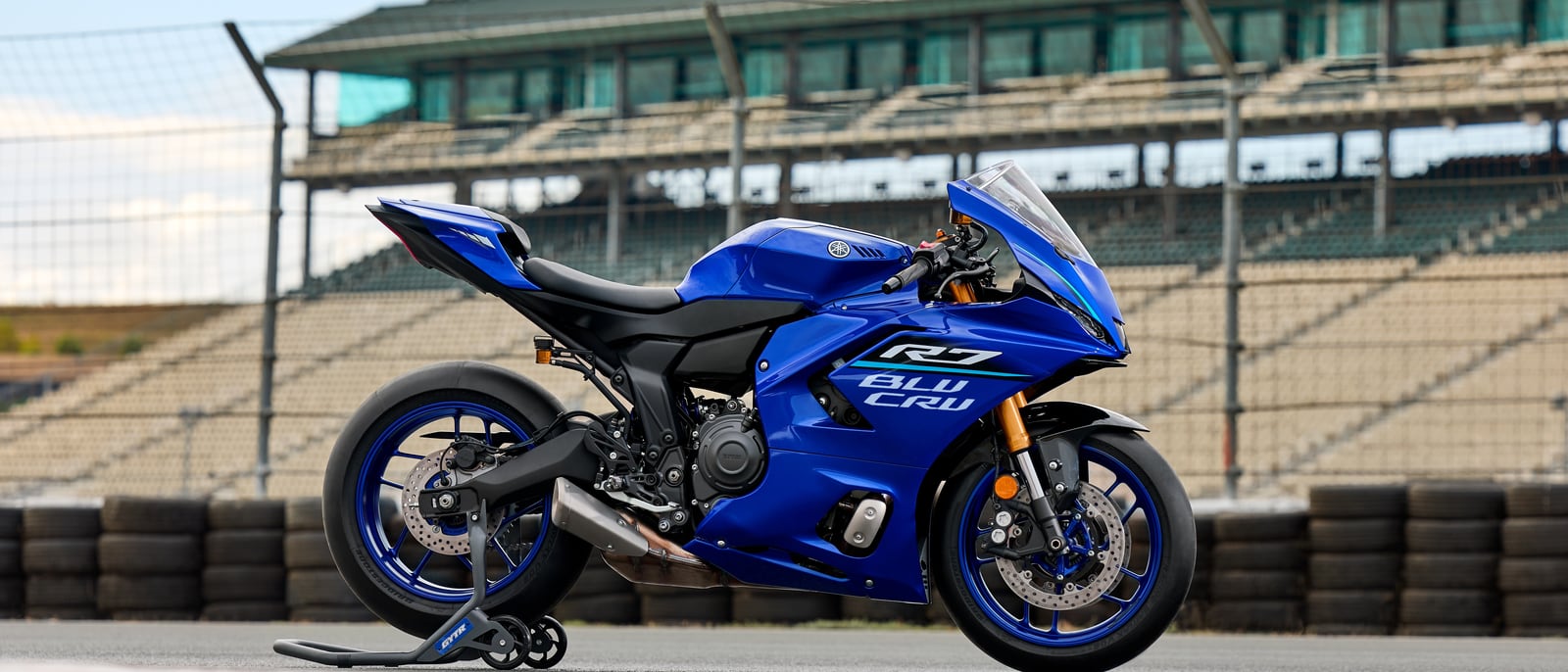 A R7 com a decoração BLU CRU, no cavalete, em frente a uma bancada de circuito